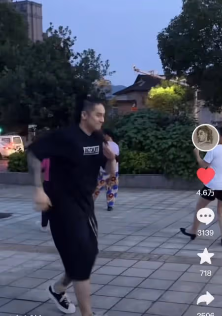 蔣勁夫今靠苦力活為生,和小區大媽們一塊跳廣場舞,性格溫順太多