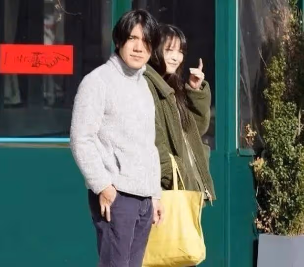 真子公主婚後真幸福,跟小室圭十指緊扣逛街,平民生活也有滋有味
