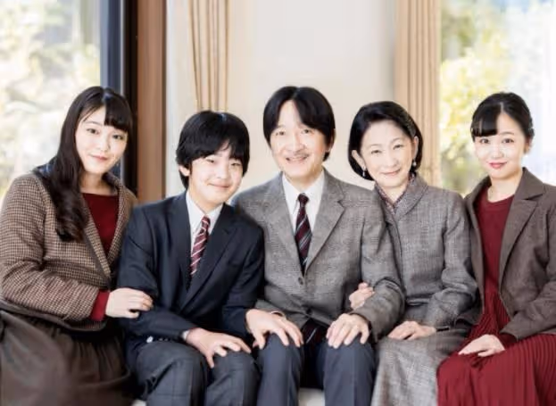 真子公主婚後真幸福,跟小室圭十指緊扣逛街,平民生活也有滋有味