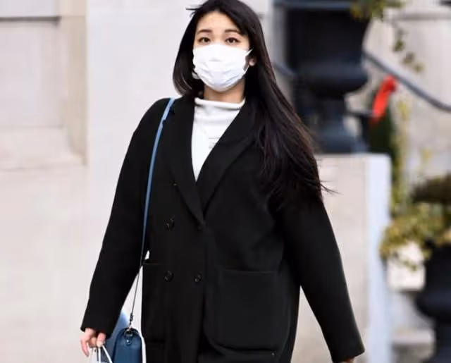 真子公主婚後真幸福,跟小室圭十指緊扣逛街,平民生活也有滋有味