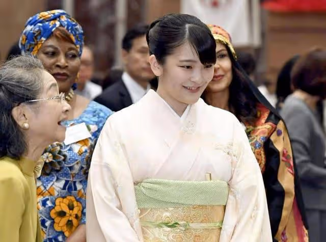 真子公主婚後真幸福,跟小室圭十指緊扣逛街,平民生活也有滋有味