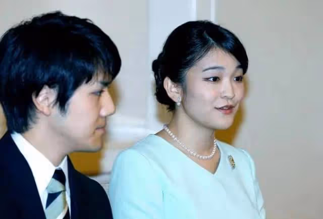 真子公主婚後真幸福,跟小室圭十指緊扣逛街,平民生活也有滋有味