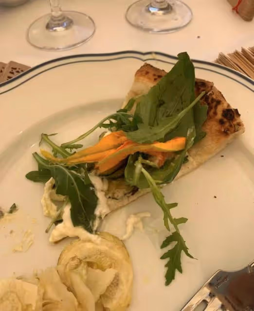 吳千語穿弔帶用餐,胸前僅一根肩帶支撐,跟異性合影毫不避嫌