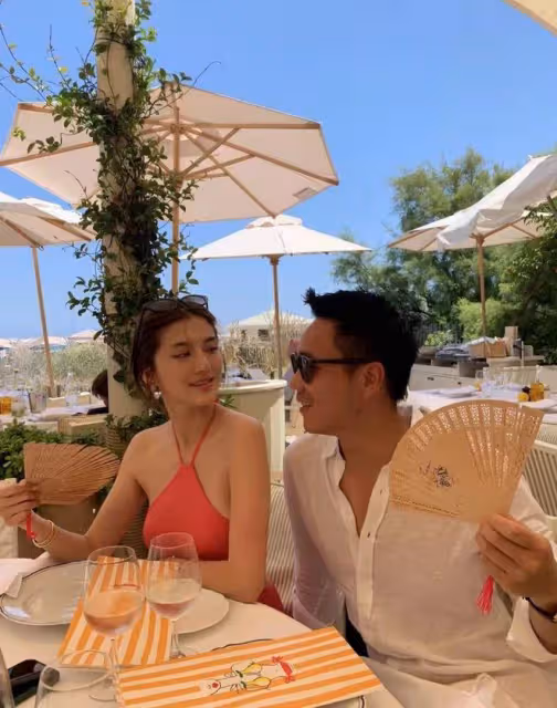 吳千語穿弔帶用餐,胸前僅一根肩帶支撐,跟異性合影毫不避嫌