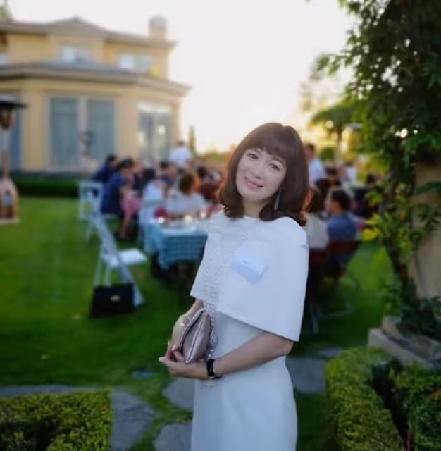 生活滋潤!45歲知名港星罕見曬3歲女兒近況,再婚後秒變8億貴婦