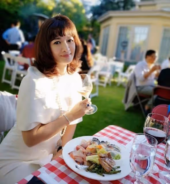 生活滋潤!45歲知名港星罕見曬3歲女兒近況,再婚後秒變8億貴婦