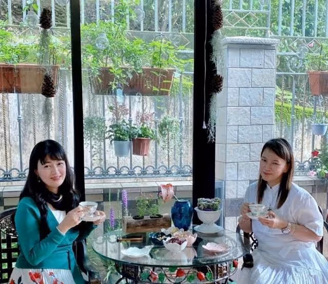 生活滋潤!45歲知名港星罕見曬3歲女兒近況,再婚後秒變8億貴婦