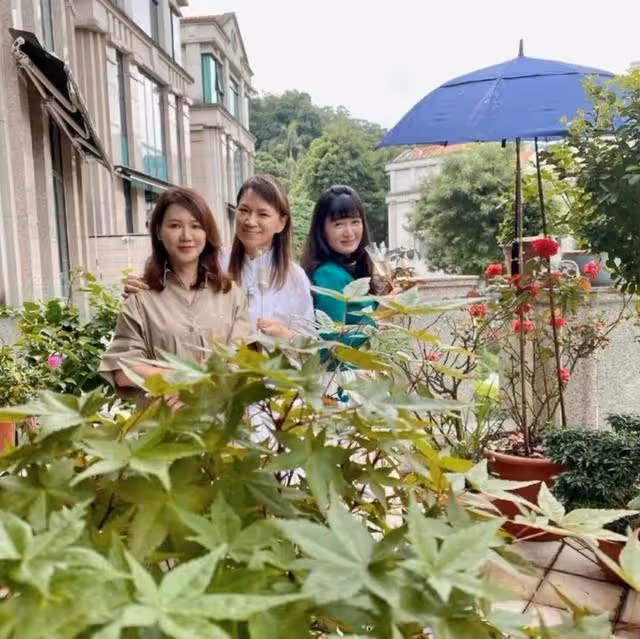 生活滋潤!45歲知名港星罕見曬3歲女兒近況,再婚後秒變8億貴婦
