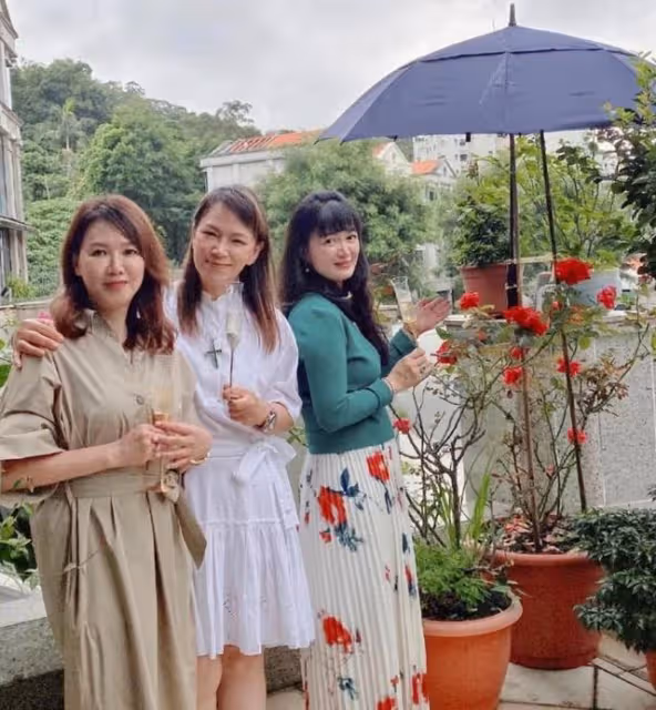 生活滋潤!45歲知名港星罕見曬3歲女兒近況,再婚後秒變8億貴婦