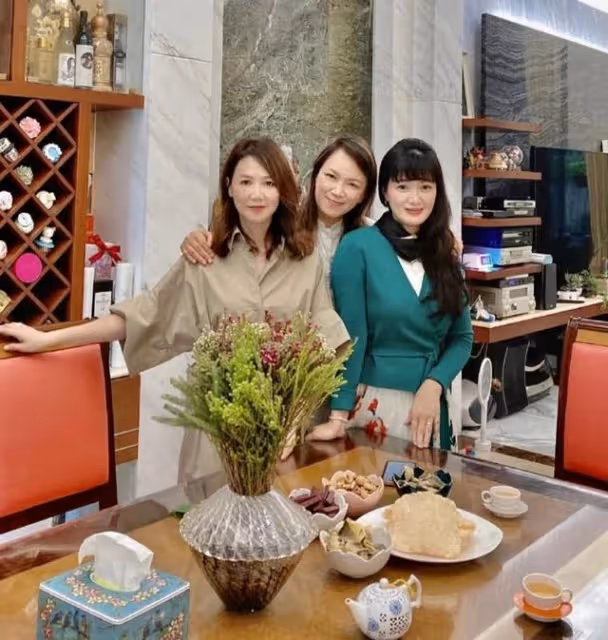 生活滋潤!45歲知名港星罕見曬3歲女兒近況,再婚後秒變8億貴婦