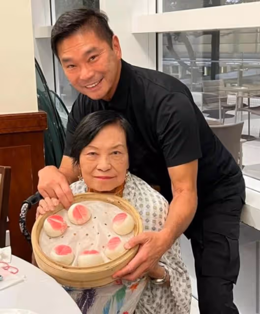 狀態佳!85歲香港知名老戲骨獲好友送壽桃慶生,曾鬼門關前走一遭