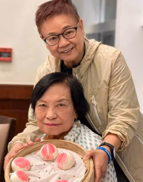 狀態佳!85歲香港知名老戲骨獲好友送壽桃慶生,曾鬼門關前走一遭