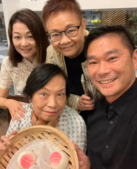 狀態佳!85歲香港知名老戲骨獲好友送壽桃慶生,曾鬼門關前走一遭