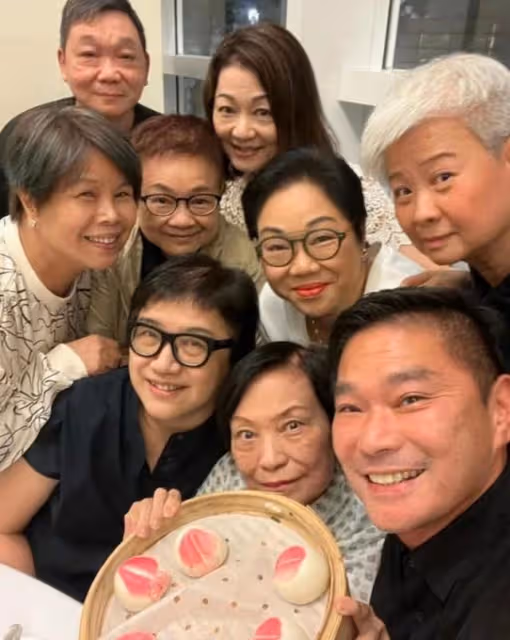 狀態佳!85歲香港知名老戲骨獲好友送壽桃慶生,曾鬼門關前走一遭