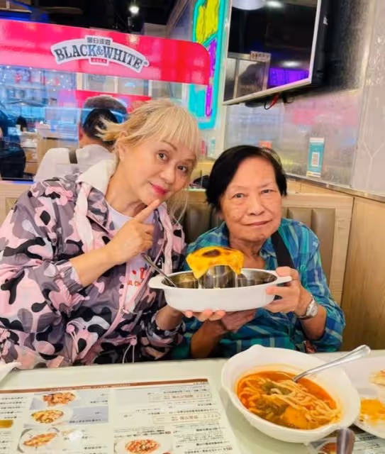 狀態佳!85歲香港知名老戲骨獲好友送壽桃慶生,曾鬼門關前走一遭