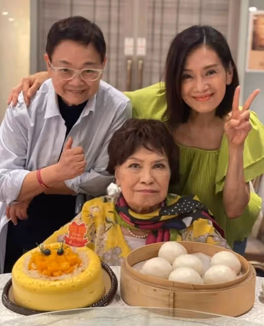 狀態佳!85歲香港知名老戲骨獲好友送壽桃慶生,曾鬼門關前走一遭