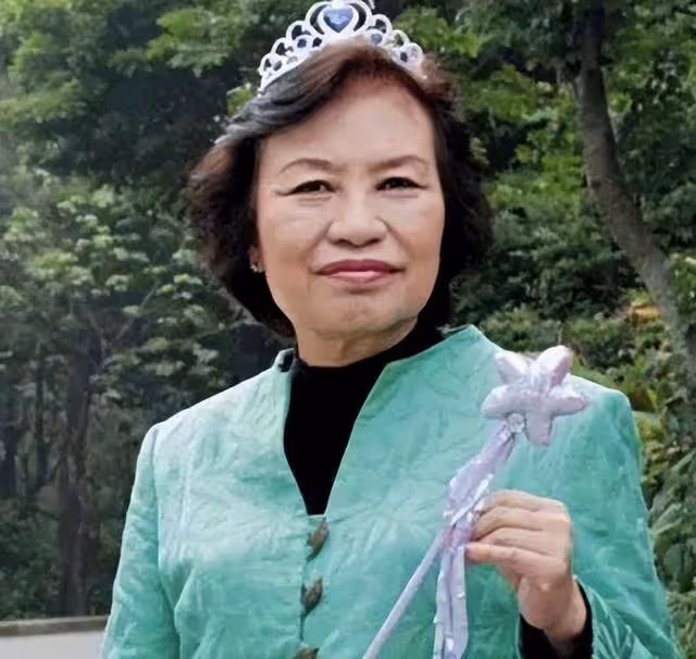 狀態佳!85歲香港知名老戲骨獲好友送壽桃慶生,曾鬼門關前走一遭