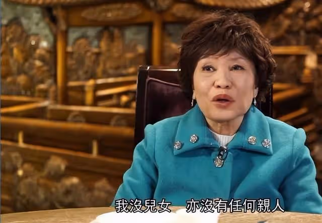 狀態佳!85歲香港知名老戲骨獲好友送壽桃慶生,曾鬼門關前走一遭