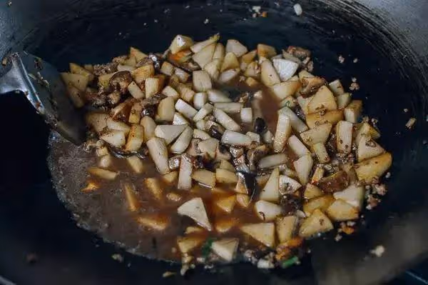 蘿蔔的爽脆和香菇的鮮香，搭配肉末的香味，這碗燉蘿蔔很下飯！