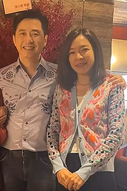 庾澄慶二婚妻子張嘉欣難得露面,司機接送出門,闊太派頭十足