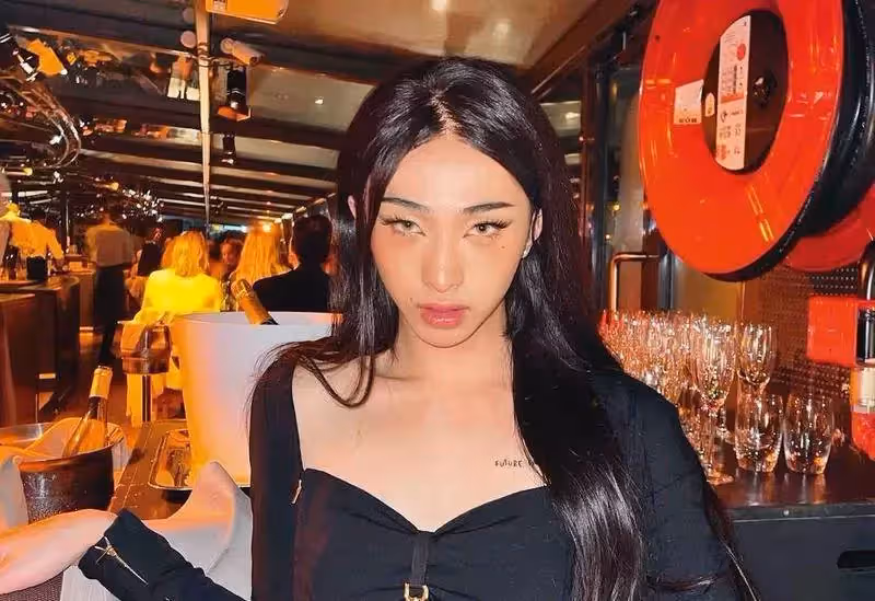 庾澄慶二婚妻子張嘉欣難得露面,司機接送出門,闊太派頭十足