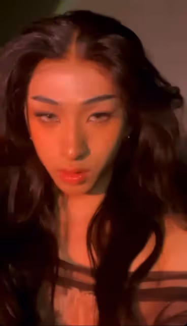 庾澄慶二婚妻子張嘉欣難得露面,司機接送出門,闊太派頭十足