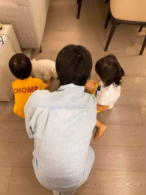 庾澄慶二婚妻子張嘉欣難得露面,司機接送出門,闊太派頭十足