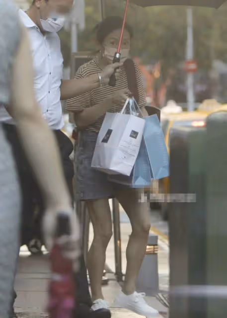 庾澄慶二婚妻子張嘉欣難得露面,司機接送出門,闊太派頭十足
