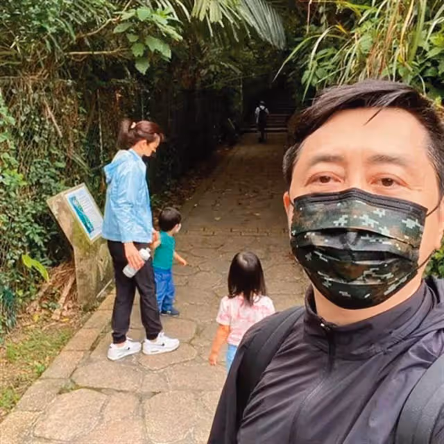 庾澄慶二婚妻子張嘉欣難得露面,司機接送出門,闊太派頭十足