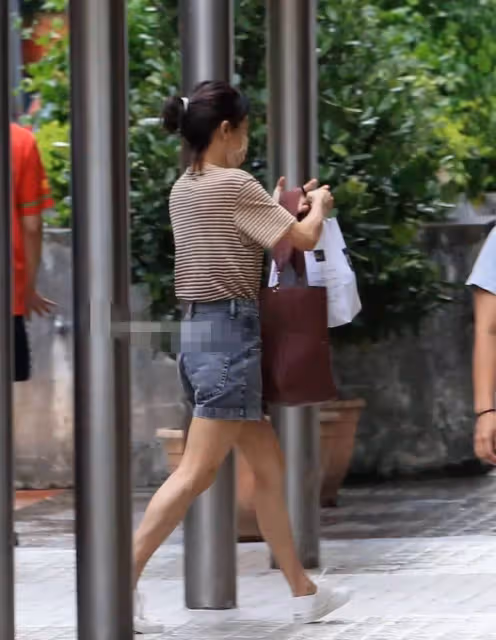 庾澄慶二婚妻子張嘉欣難得露面,司機接送出門,闊太派頭十足