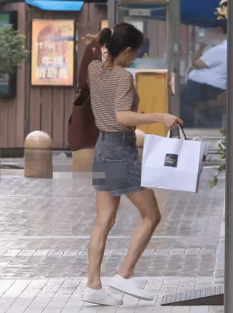 庾澄慶二婚妻子張嘉欣難得露面,司機接送出門,闊太派頭十足