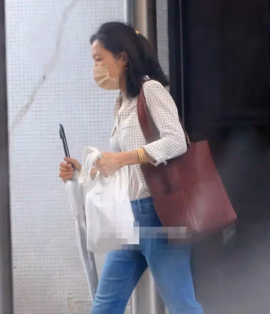 庾澄慶二婚妻子張嘉欣難得露面,司機接送出門,闊太派頭十足