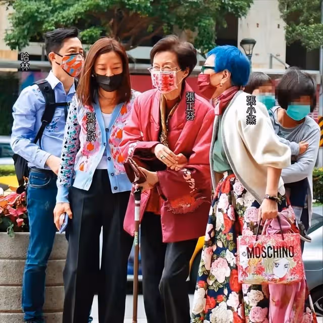 庾澄慶二婚妻子張嘉欣難得露面,司機接送出門,闊太派頭十足