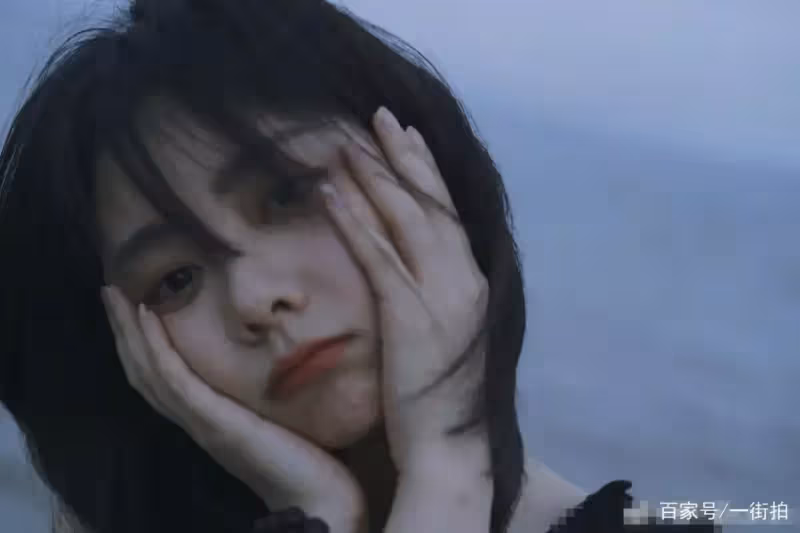 譚松韻懟臉美照,膠原蛋白小肉臉,網友:30多歲像17歲未成年!
