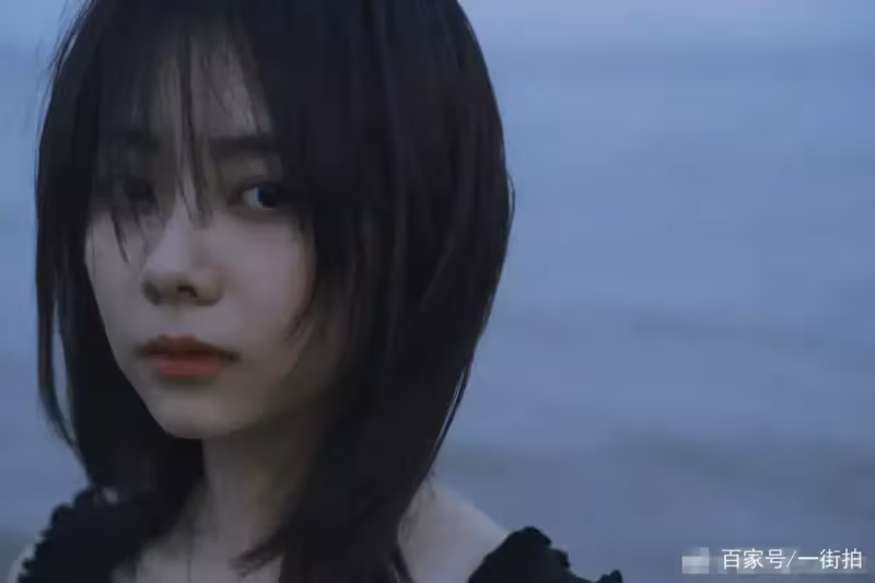 譚松韻懟臉美照,膠原蛋白小肉臉,網友:30多歲像17歲未成年!
