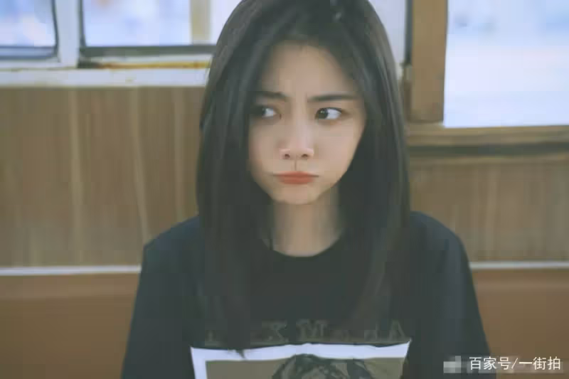 譚松韻懟臉美照,膠原蛋白小肉臉,網友:30多歲像17歲未成年!