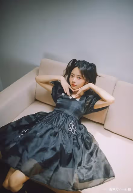 譚松韻懟臉美照,膠原蛋白小肉臉,網友:30多歲像17歲未成年!