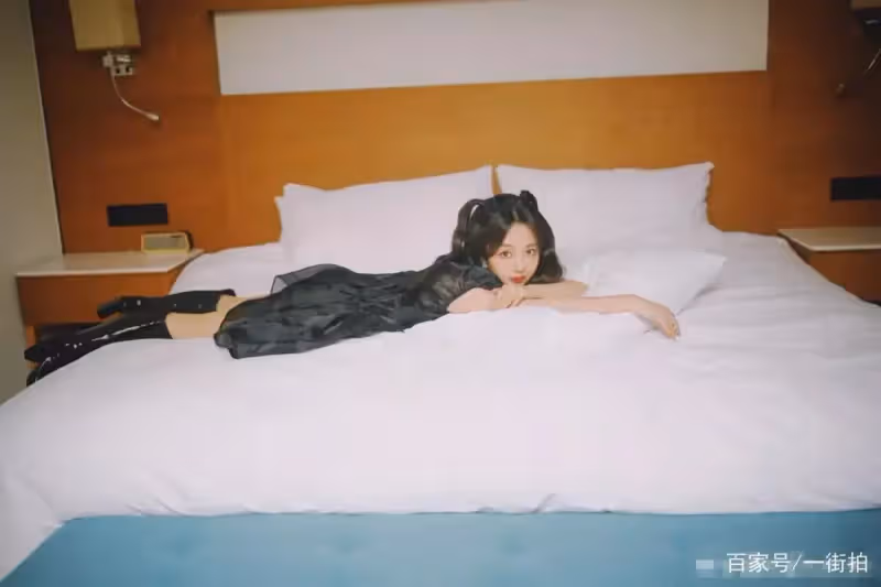 譚松韻懟臉美照,膠原蛋白小肉臉,網友:30多歲像17歲未成年!