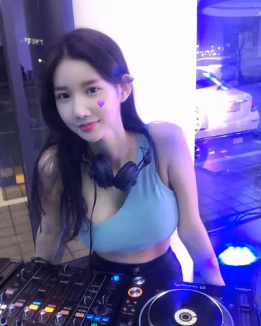 她出身低微靠炸裂身材吸粉200萬,因尺度太大遭封禁,DJ Miu再啟程