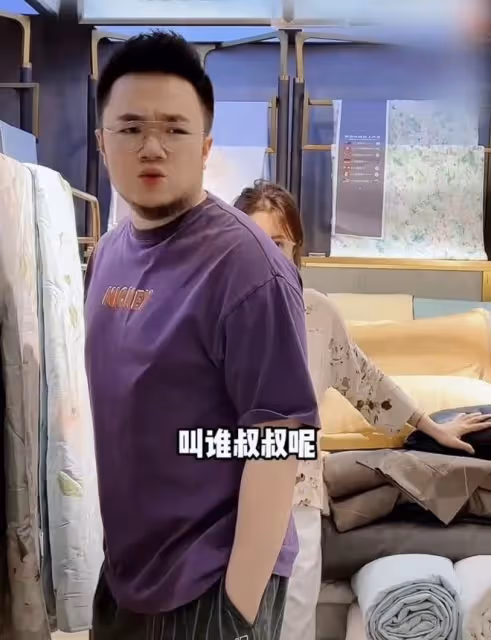 宋丹丹兒子兒媳逛街被偶遇,博谷產後打扮隨意,被誤以為是巴圖媽