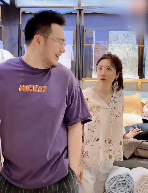 宋丹丹兒子兒媳逛街被偶遇,博谷產後打扮隨意,被誤以為是巴圖媽