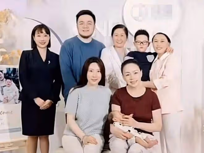 宋丹丹兒子兒媳逛街被偶遇,博谷產後打扮隨意,被誤以為是巴圖媽
