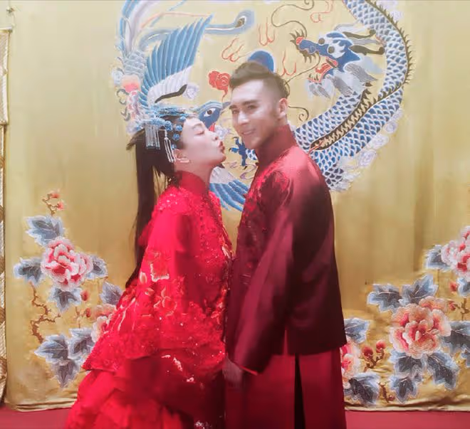 鍾麗緹一家四口齊熱舞,小12歲老公賣力配合,12歲考拉高顏值矚目