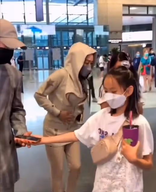 鍾麗緹一家四口齊熱舞,小12歲老公賣力配合,12歲考拉高顏值矚目