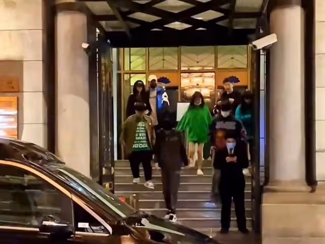 王思聰攜女友外出吃火鍋,牽手摟肩感情甜蜜,包裹嚴實被嘲不怕熱