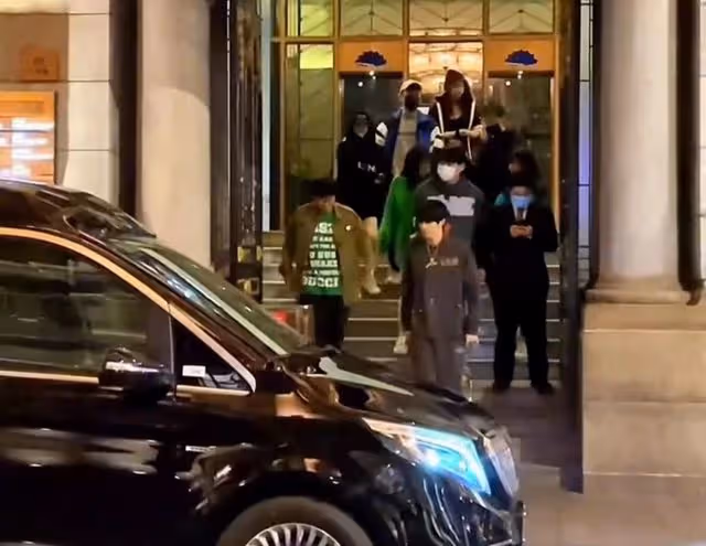 王思聰攜女友外出吃火鍋,牽手摟肩感情甜蜜,包裹嚴實被嘲不怕熱