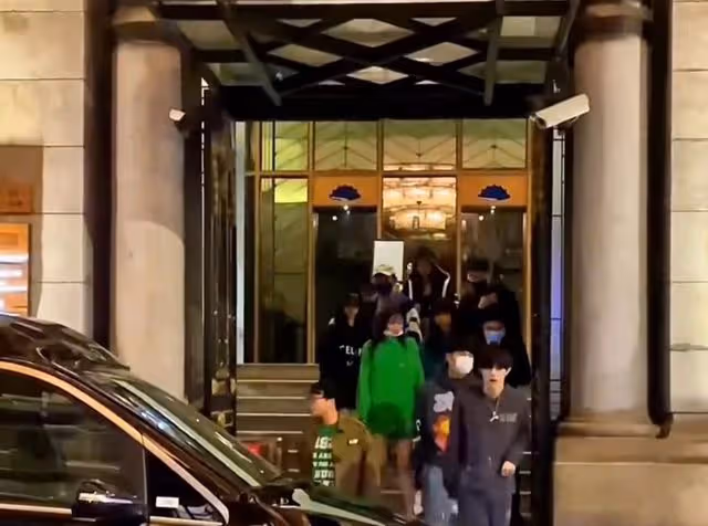 王思聰攜女友外出吃火鍋,牽手摟肩感情甜蜜,包裹嚴實被嘲不怕熱
