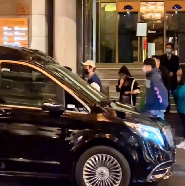 王思聰攜女友外出吃火鍋,牽手摟肩感情甜蜜,包裹嚴實被嘲不怕熱