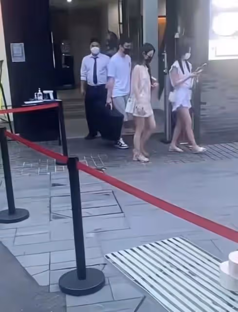 王思聰攜女友外出吃火鍋,牽手摟肩感情甜蜜,包裹嚴實被嘲不怕熱