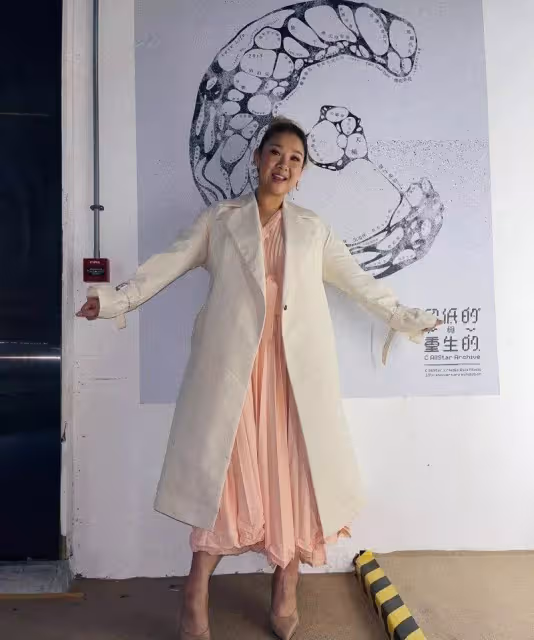 她終於不再靠媽,香港最強星二代鄭欣宜,大碼身材穿出正能量